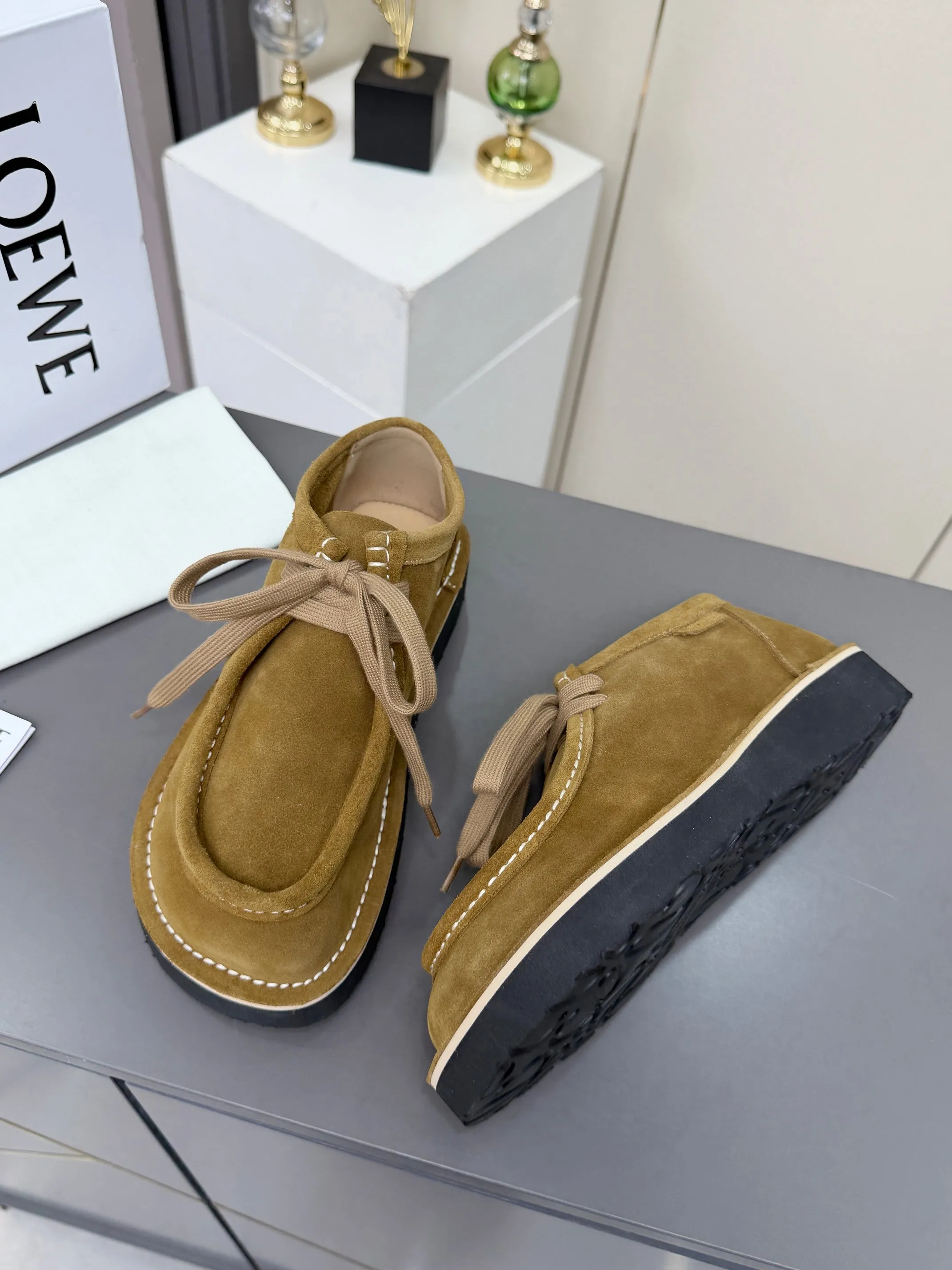 👟👟Ex-factory price 560👟👟 LOEWE·Loewe's latest kangaroo shoes, split cow leather, suede cow leather, thick-soled lace-up casual shoes, lace-up retro British style, from design to texture, allowing you to easily have a high-end luxury wearing experience. The upper is made of imported high-mercerized smooth cow suede. The delicate texture has a natural velvet-like sheen. Every inch exudes low-key sophistication. It is matched with the light-feeling EVA foam outsole. The 3-centimeter heel height is just right. It not only quietly elongates the body shape, but also brings the comfort of walking on the ground! The original version was purchased and developed, and the details are well handled. It is worth owning. It has a unique fashionable and trend-leading style. It is highly recommended to stock up. The shoe style is great, the leather is soft and comfortable, very comfortable on the feet and easy to match. ✦Fabric: imported high mercerized cowhide ✦Lining: no lining ✦Outsole: original EVA foam outsole ✦Number of sizes: women's size: 35#-40# (TT)